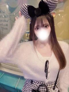 らな【距離感ゼロの小悪魔美女】