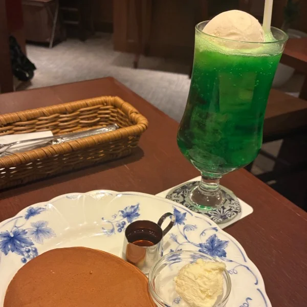 喫茶店のクリームソーダ🍈