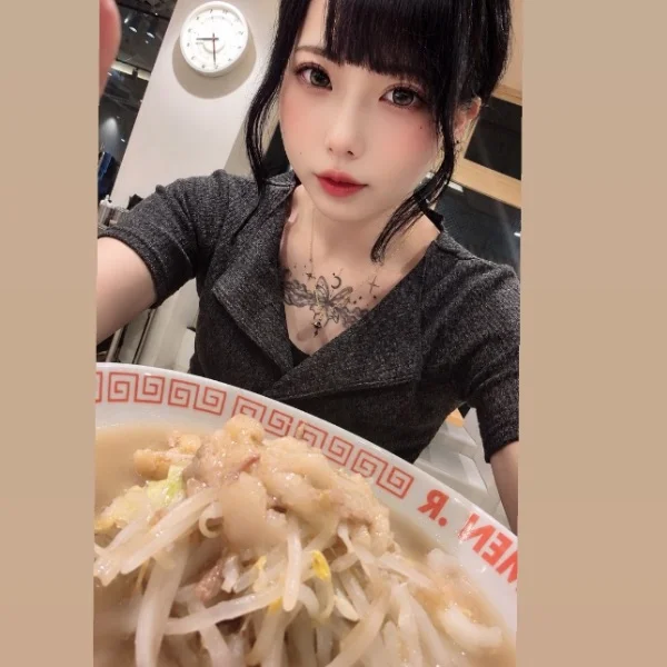 \(◦´-`◦)/♡