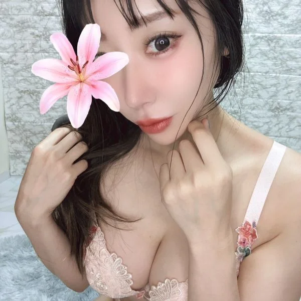 明日は 12:00〜18:00 で出勤します🫶✨